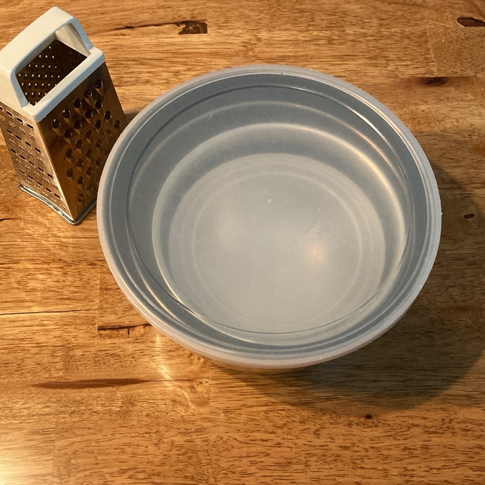 Mixing bowls with lids and food grader - Picture 5 of 7